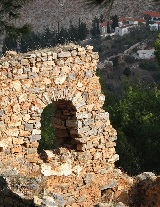 En ruin efter en bzyggnad på ön Hydra, Grekland